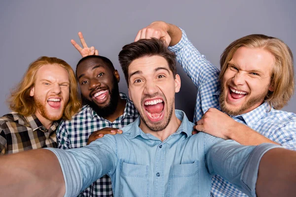 Pozitivní veselí kolegové bloggeři bavit víkend výlet, aby selfie křik radovat, aby V-znamení králičí uši hlava nosit džíny kostkované kostkované košile izolované šedé barvy pozadí — Stock fotografie