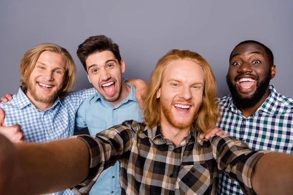 Nahaufnahme Foto von aufgeregten energischen vier Mann genießen freuen Junggesellenabschied Veranstaltung machen Selfie tragen gut aussehen karierte Kleidung isoliert über graue Farbe Hintergrund — Stockfoto