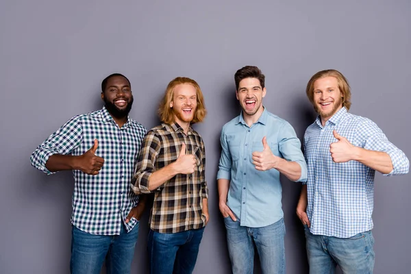 Portrait de quatre beaux gars joyeux heureux heureux confiants gais montrant thumbup conseils annonce accord affaire faite isolé sur fond de couleur pastel pourpre gris — Photo