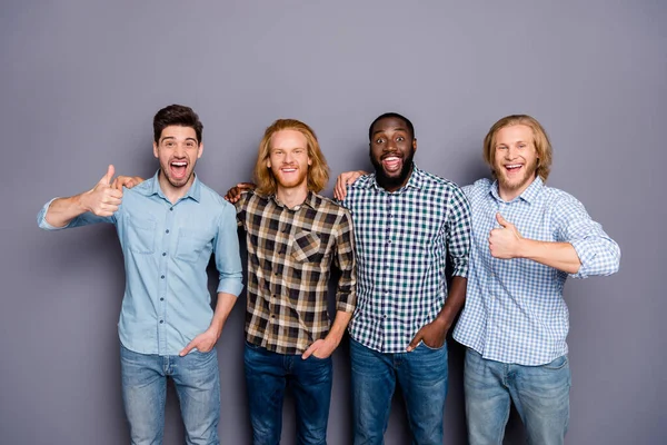 Porträt von vier netten attraktiven fröhlich fröhlichen Jungs bester Kumpel Unterstützung Vertrauen zeigt Daumen nach oben coole Ratschläge isoliert über grau lila Pastellfarbe Hintergrund — Stockfoto