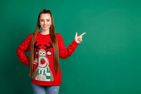 Ritratto di lei lei bello-looking attraente grazioso allegro allegro allegro ragazza dai capelli lunghi dimostrando copia vuoto spazio vuoto annuncio consiglio isolato su sfondo di colore verde — Foto Stock