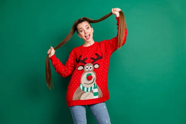 Retrato dela ela agradável-olhando atraente muito adorável funky louco alegre alegre menina de cabelos longos se divertindo fazendo rabo de cavalo bom humor salão cuidado isolado sobre fundo de cor verde — Fotografia de Stock