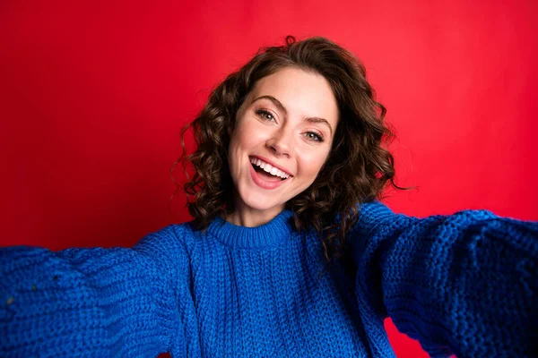 Closeup foto de encantador bonita senhora ondulado penteado tomar selfie engraçado rir se divertindo despreocupado bom humor desgaste azul malha camisola pulôver isolado cor vermelha fundo — Fotografia de Stock