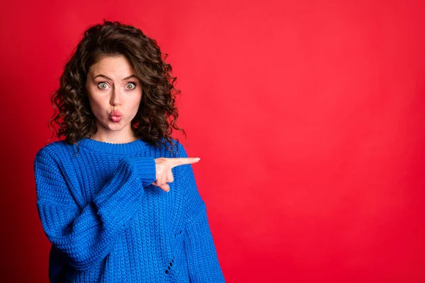 Foto de encantador bonito senhora ondulado penteado direto indicam dedo vazio espaço lábios despojado demonstrar desgaste azul malha camisola pulôver isolado cor vermelha fundo — Fotografia de Stock