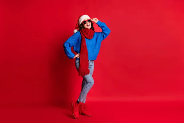 Full length body size άποψη της αυτή ελκυστική χαρούμενο χαρούμενο χαρούμενο κορίτσι φορώντας festal casual εμφάνιση διασκεδάζοντας ποζάροντας την παραμονή της Πρωτοχρονιάς Noel απομονωμένο φωτεινό έντονο λαμπερό κόκκινο χρώμα φόντο — Φωτογραφία Αρχείου