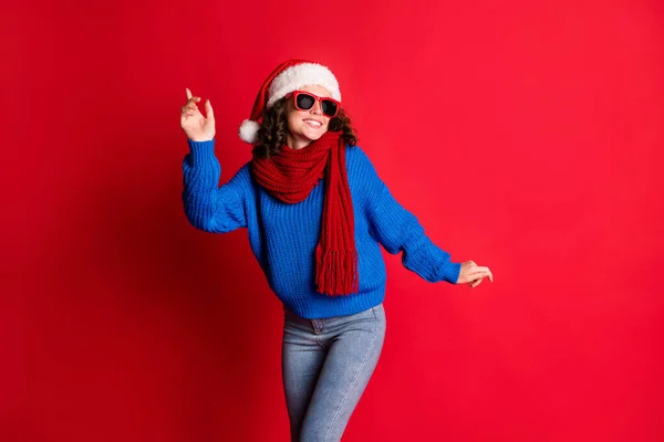 Retrato dela ela agradável atraente muito magro ajuste alegre menina alegre vestindo roupas comemorativas casuais dançando se divertindo descanso ano novo isolado brilhante brilho vívido cor vermelha vibrante fundo — Fotografia de Stock