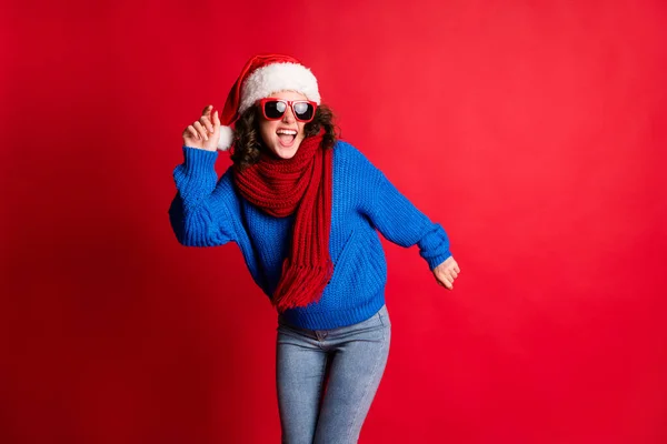 Retrato de ella ella agradable atractivo bastante fresco alegre alegre alegre funky chica usando casual traje bailando celebrando tener divertido descanso frío aislado brillante vivo brillo vibrante rojo color fondo — Foto de Stock