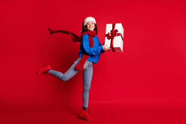 Pleine longueur vue de la taille du corps d'elle elle attrayant joli slim ajustement gai gai fille portant festal look tenant paquet s'amuser sauter isolé lumineux vif éclat vibrant fond de couleur rouge — Photo