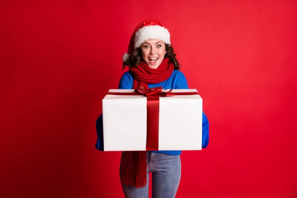 Портрет ее она хорошая привлекательная веселая веселая девушка в праздничной ткани, держа в руках, давая вам большой подарок большой коробке изолированы яркий яркий яркий блеск яркий красный цвет фона — стоковое фото