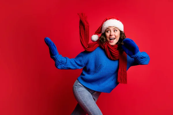 Портрет її вона красива приваблива красива щаслива весела весела дівчина в одязі Санта-Погляд, що весело катається на лижах вільний час ізольовані яскравий яскравий яскравий червоний колір фону — стокове фото