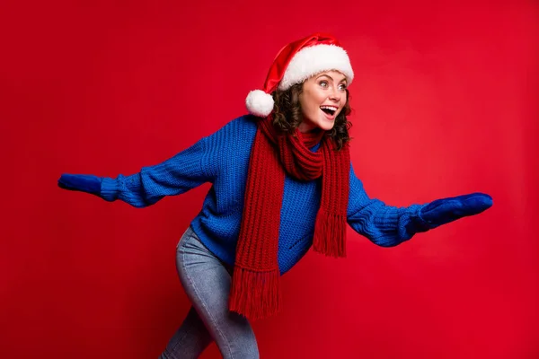 Портрет її вона красива приваблива досить весела весела весела дівчина в капелюсі Санта, що весело катається на лижах ковзани проведення часу вільний час ізольовані яскравий яскравий яскравий червоний колір фону — стокове фото