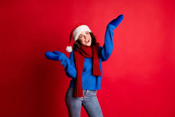Портрет її красивої веселі веселі веселі мрійлива дівчина в святковому Санта виглядає у сніговій погоді ізольовано яскравим яскравим яскравим яскравим яскраво-червоним кольором — стокове фото