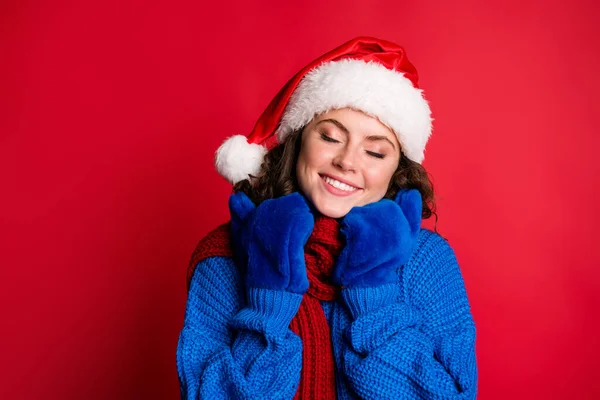 Close-up retrato dela ela agradável atraente linda bonita sonhadora alegre menina de cabelos castanhos vestindo olhar festal boné de Papai Noel apreciando inverno isolado brilhante brilhante brilho vibrante cor vermelha fundo — Fotografia de Stock