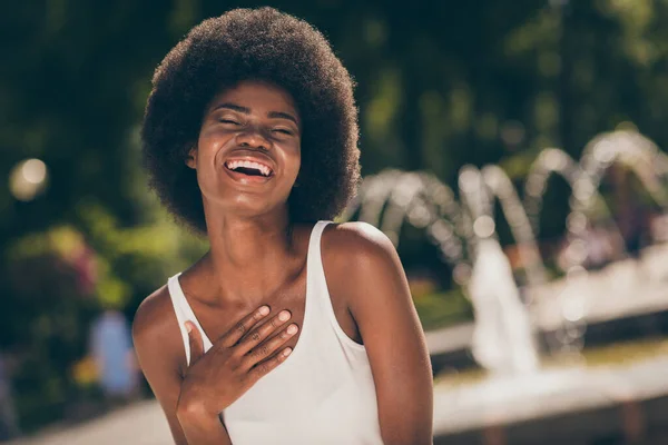 Foto van positieve vrolijke afro-Amerikaanse meisje aanraken hand borst lachen in centrum park — Stockfoto