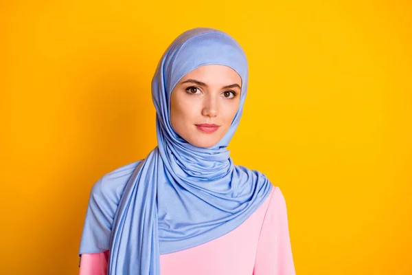Close-up retrato de conteúdo calmo atraente muslimah calmo vestindo hijab isolado sobre fundo de cor amarela vibrante — Fotografia de Stock