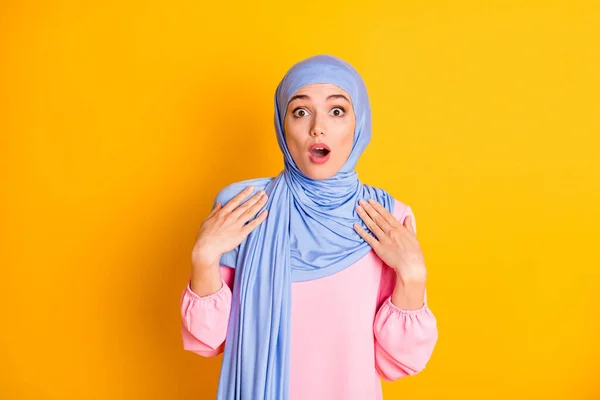 Ritratto di attraente muslimah preoccupato stordito indossando hijab portami omg reazione notizie isolato su sfondo di colore giallo brillante — Foto Stock