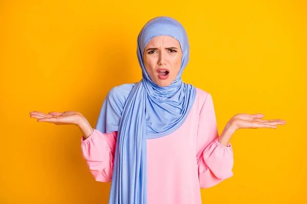 Retrato de muslimah muito desesperado vestindo hijab expressão mal-entendido indiferente isolado no fundo de cor amarelo brilhante — Fotografia de Stock