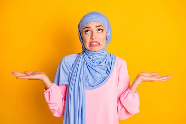 Retrato de atrativo mal-humorado descontente muslimah desesperado vestindo hijab olhando para cima isolado no fundo de cor amarelo brilhante — Fotografia de Stock