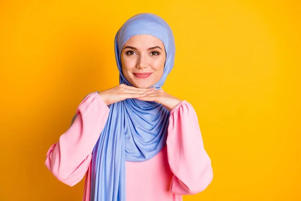魅力的な控えめな頬ムスリマ女性のクローズアップポートレート身に着けているヒジャーブポーズ孤立した明るい黄色の色の背景 — ストック写真
