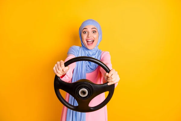 魅力的な驚き陽気な楽しい興奮ムスリマの女性の肖像目に見えない車を運転ヒジャーブを身に着けている輝き黄色の背景 — ストック写真