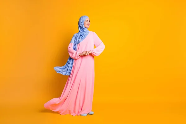 Comprimento total vista tamanho do corpo de muslimah feminino muito alegre vestindo vestido hijab dia festivo isolado no fundo cor amarela brilhante — Fotografia de Stock