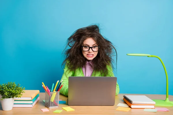 Porträt von ihr sie schöne attraktive überarbeitete Mädchen hart arbeiten schwierige Aufgabe Einhaltung Frist isoliert über helle blaue Farbe Hintergrund — Stockfoto