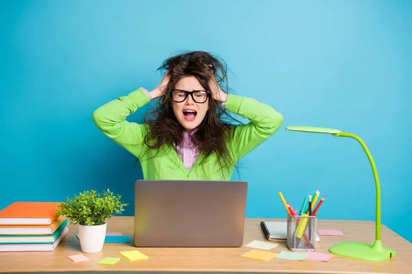 Retrato de menina oprimida usar laptop trabalho remoto toque penteado bagunçado isolado sobre fundo de cor azul — Fotografia de Stock