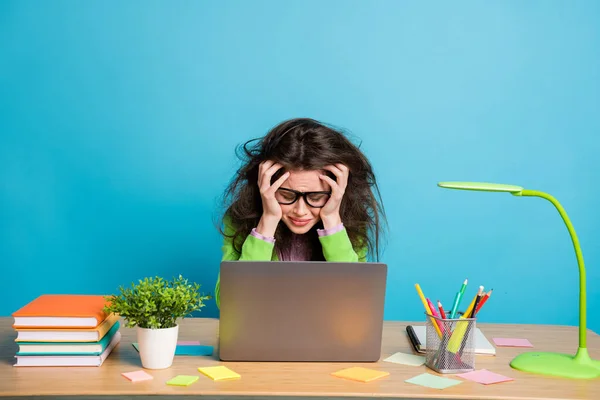 Retrato de ella ella agradable atractiva chica morena miserable asistente ejecutivo trabajando duro fracaso llorando aislado sobre fondo de color azul brillante —  Fotos de Stock