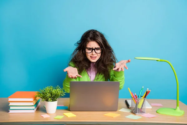 Retrato de ella que agradable chica atractiva desesperada trabajando duro llorando remotamente fracaso aislado sobre fondo de color azul brillante —  Fotos de Stock