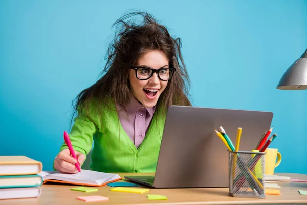 Close-up portret van mooie aantrekkelijke slimme slimme vrolijke meisje schrijven plan kijken tutorial les geïsoleerd over helder blauwe kleur achtergrond — Stockfoto