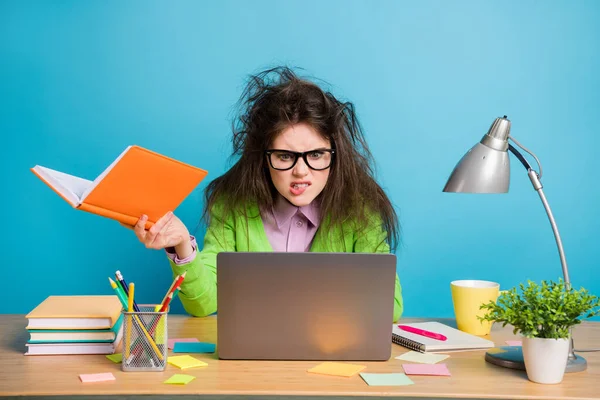 Portrét pěkné atraktivní zlé brunetky dívka dělá domácí úkol sledování videa výukový kurz izolované přes jasně modré barvy pozadí — Stock fotografie