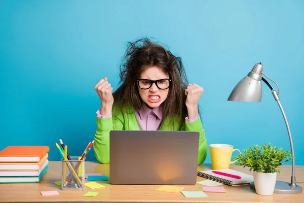 Retrato de agradável atraente selvagem furioso oprimido menina assistindo vídeo tutorial lição assunto isolado sobre fundo de cor azul brilhante — Fotografia de Stock