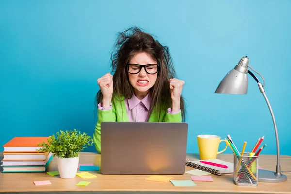 Portret van haar ze mooi aantrekkelijk kwaad brunette meisje hard werken moeilijke taak grijnzend tanden geïsoleerd over helder blauw kleur achtergrond — Stockfoto