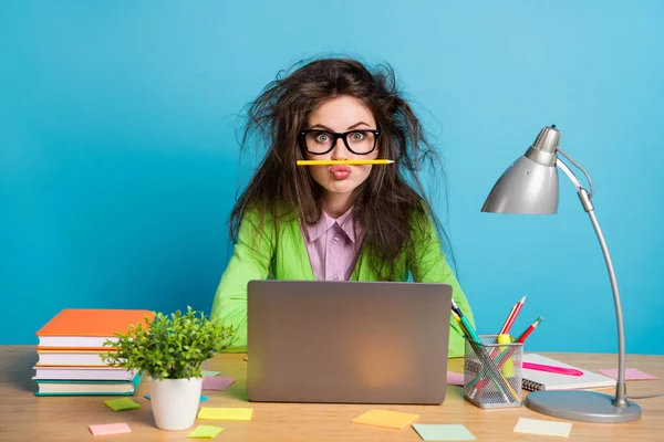 Portret van haar ze mooi aantrekkelijk dwaas meisjesachtig verveeld meisje studeren gek houden potlood pruik lippen geïsoleerd over helder blauw kleur achtergrond — Stockfoto