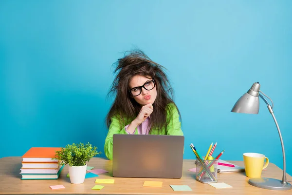 Retrato dela ela agradável atraente pensativo intelectual hábil menina estudando duro isolado sobre brilhante azul cor fundo — Fotografia de Stock