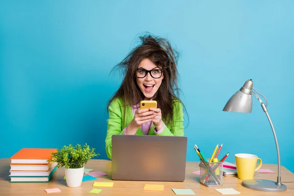 Retrato dela ela agradável atraente menina alegre estudante usando gadget se divertindo estudando isolado sobre vibrante fundo de cor azul — Fotografia de Stock