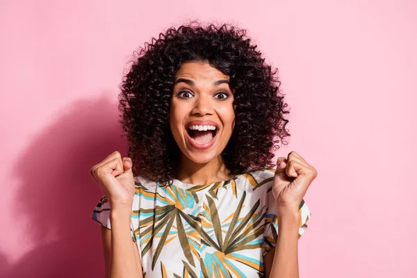 Foto retrato de mulher gritando celebrando a vitória com punhos isolados no fundo de cor rosa pastel — Fotografia de Stock