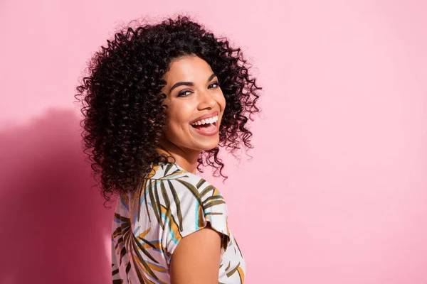 Foto retrato de mulher olhando atrás do ombro rindo isolado no fundo de cor rosa pastel — Fotografia de Stock