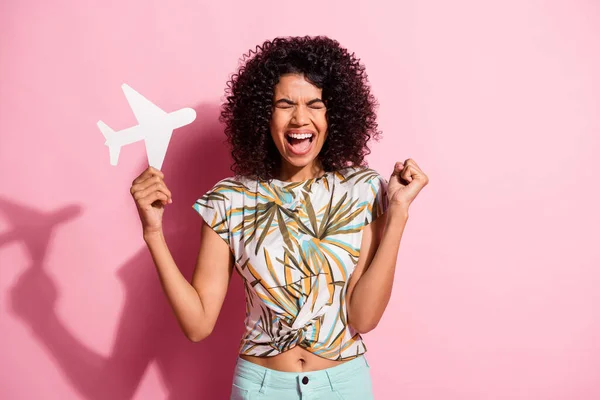 Retrato foto de loco miedo negro piel rizada chica miedo de volar en avión gritando en voz alta aislado en pastel de color rosa de fondo — Foto de Stock