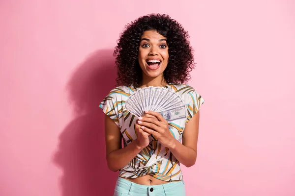 黒い肌の幸せな驚きの女の子の肖像写真示すドル紙幣笑いパステルピンクの色の背景に孤立 — ストック写真