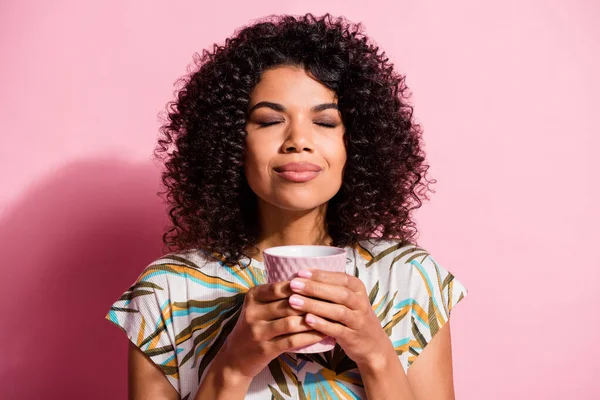 Portré fotó fekete bőrű göndör nő gazdaság csésze illatos aroma kávé elszigetelt pasztell rózsaszín háttér — Stock Fotó