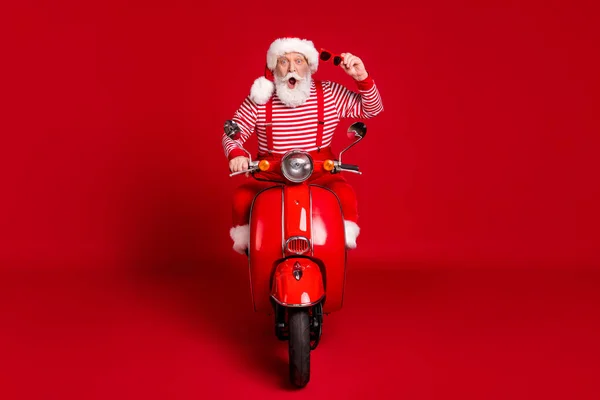Портрет его красивый изумленный впечатляет эмоциональный веселый бородатый Санта езда мопед весело путешествие быстро спешить изолированы яркий яркий блеск яркий красный цвет фона — стоковое фото
