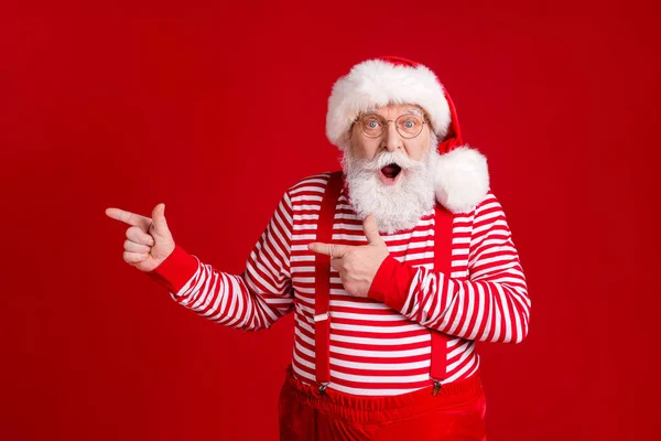退休老人白胡子空空如也空空如也的照片今冬装饰穿圣诞服装吊袜带眼镜条纹衬衫帽孤立的红色背景 — 图库照片