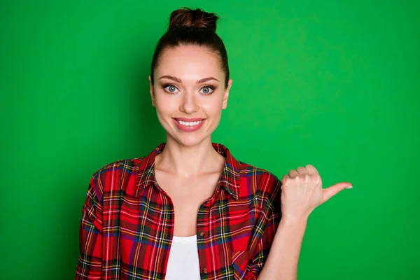 Primer plano retrato de agradable aspecto encantadora chica alegre alegre confiada en camisa a cuadros mostrando la decisión copia espacio vacío aislado en brillante brillo vivo vibrante color verde fondo — Foto de Stock