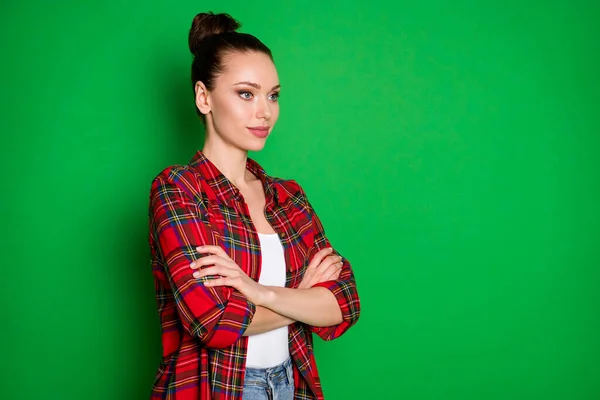 Perfil vista lateral retrato dela ela agradável-olhando atraente bonita linda menina alegre bonito em cheque vermelho camisa braços dobrados isolado no brilho vívido brilhante vibrante cor verde fundo — Fotografia de Stock