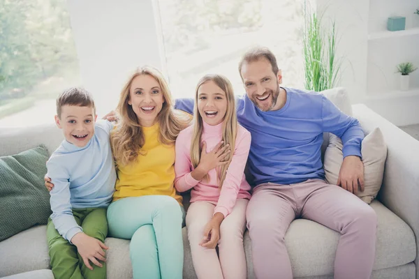 Foto do sonho conforto família sentar sofá mãe pai dois filhos menino menina assistir tv rindo em casa dentro de casa — Fotografia de Stock