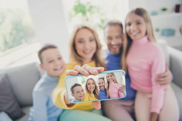 Zdjęcie rodziny ludzie mama tata i dwa dzieci dziewczyny chłopcy zrobić selfie na ekranie dotykowym smartfona w domu w pomieszczeniach — Zdjęcie stockowe