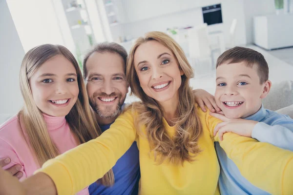 Portret pozytywnej rodziny mama tata i dwójka dzieci chłopiec dziewczyna zrobić selfie w domu w domu nosić casual styl ubrania — Zdjęcie stockowe