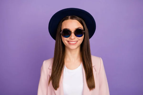 Retrato de atraente menina milenar amigável desfrutar de fim de semana de outono férias tempo livre vestir roupas isoladas sobre fundo cor violeta — Fotografia de Stock