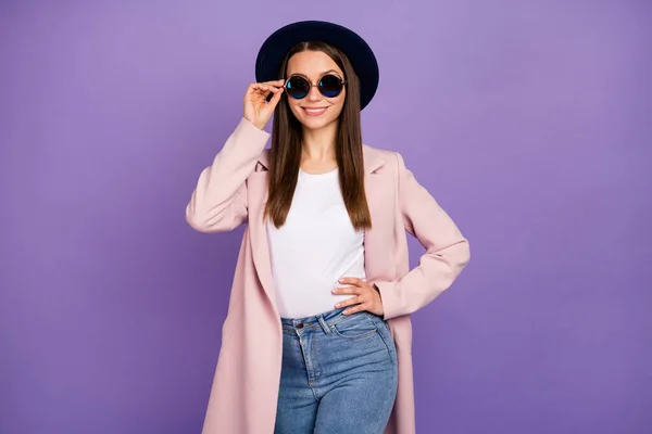 Retrato de adorável menina satisfeita tocar seus óculos desfrutar de fim de semana tempo livre com amigos desgaste outerwear isolado sobre fundo de cor vívida — Fotografia de Stock